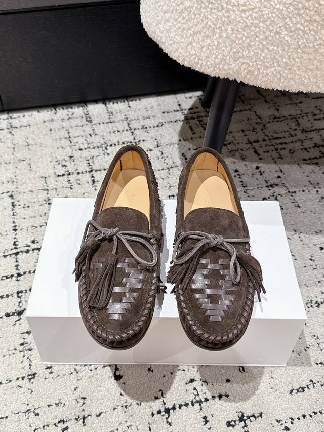 顶级版本 Isabel Marant 25 Ss 麂皮编织游牧 乐福鞋 秋日的麂皮编织游牧乐福鞋，好有氛围感，有点早秋的味道了新品麂皮编织乐福鞋上线囖！这期突如