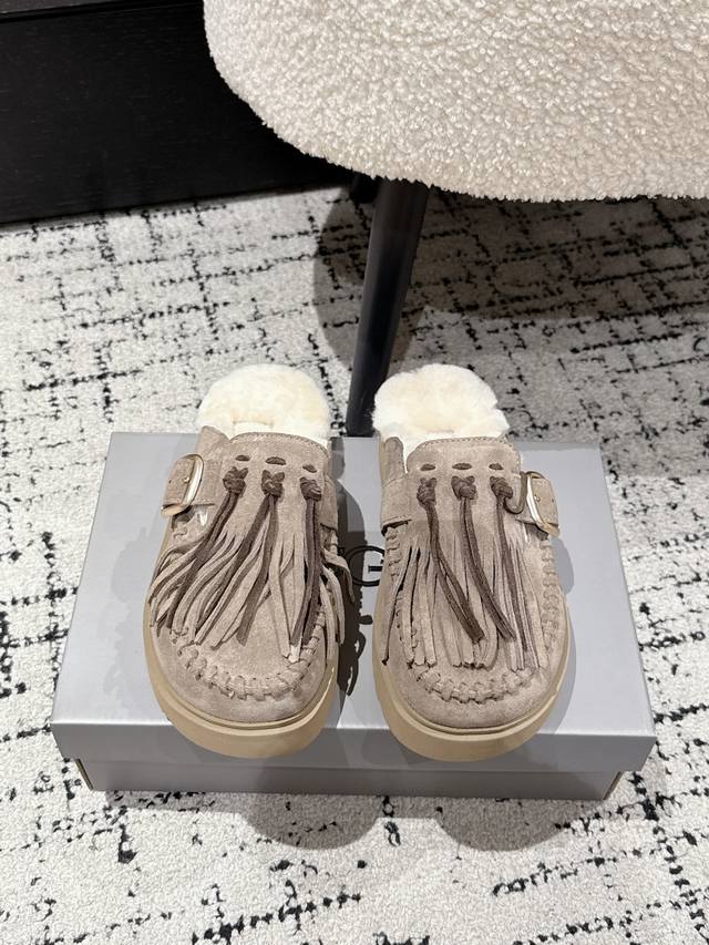 Ugg 25 秋冬 爆款 松糕 流苏 厚底毛鞋 一款不会撞衫的鞋子、简约的隔板设计上斑点的大底、鞋面真丝卷毛、秋冬季必备款、无论什么裤子裙子都能驾驭、上脚非常舒