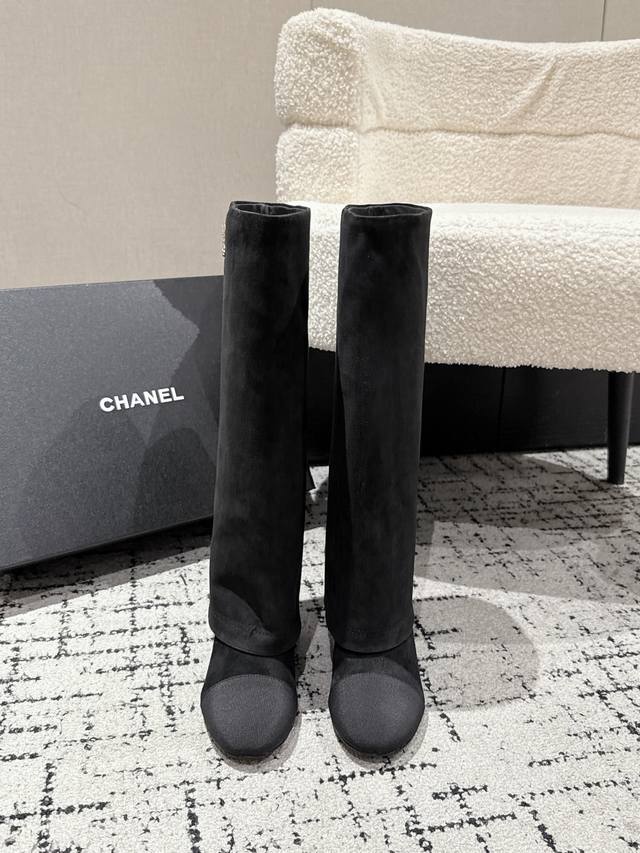 顶级版本 Chanel 小香 25 秋冬最新 走秀款 骑士 裤筒靴 美的太超过了 最近非常爆真的是很耐看越看越喜欢！这款马丁靴真的太适合秋冬了 厚底上脚超级舒服