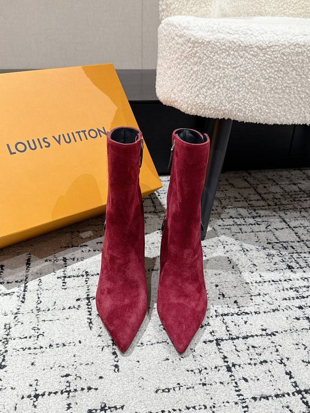 顶级版本 Louis Vuitton Lv 路易威登 25 秋冬 Legacy 尖头 高跟 侧拉链老花皮带 短靴 本款 Legacy 及踝靴取材光滑牛皮革，搭配