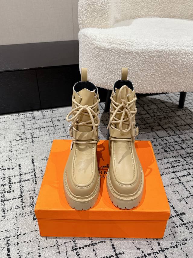 顶级版本 Hermes 爱马仕 25 Fw 秋冬新款Land及踝靴系列机车风皮带扣短靴系带厚底靴 经典简约！靴子的设计风格通常以经典、简约为主，注重线条的流畅性