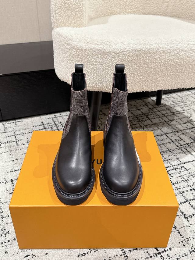 顶级版本 Louis Vuitton Lv驴牌 25 新款 秋冬 马丁靴 短靴 楦型百搭瘦脚Yyds.造型立体饱满，帅气十足 上脚舒适 非常复古风、气场十足，原