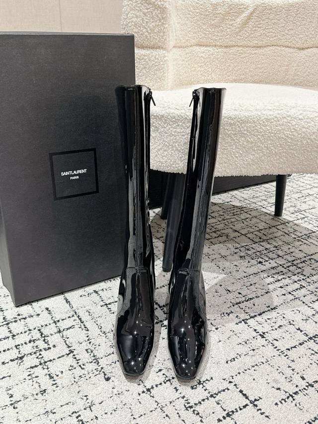 Saint Laurent Ysl圣罗兰 25 方形方头高跟 长靴 Ysl这款靴子的设计亮点在于其独特的方形尖鞋头，强烈的视觉冲击力为您带来更多魅力气场。设计犹