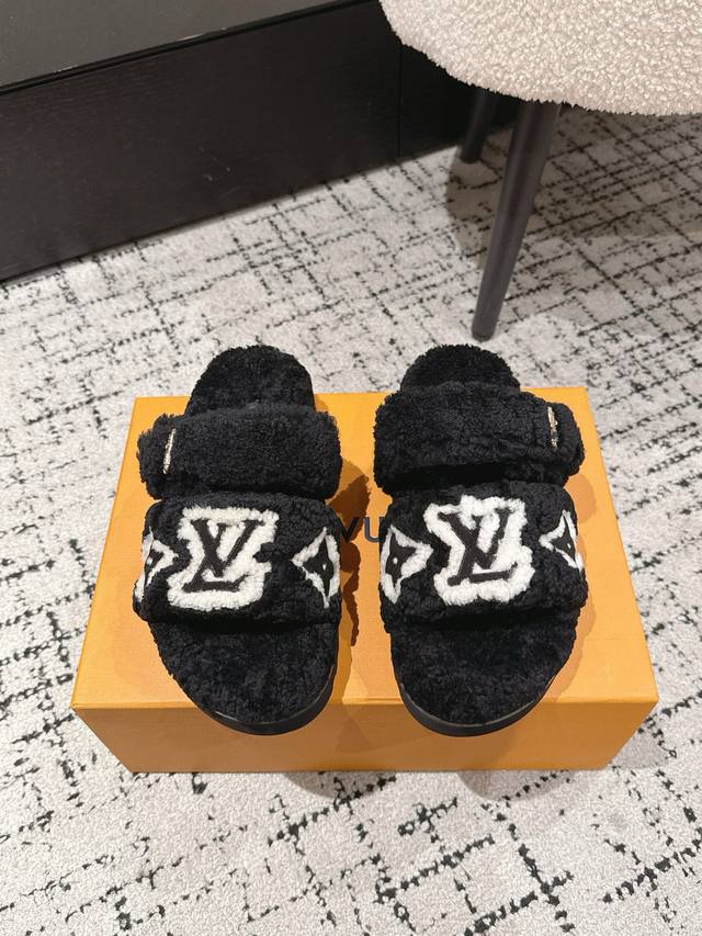 Louis Vuitton Lv 25 秋冬最新 羊毛 拖鞋 超舒适的Lv 毛拖 简约随性 时髦有范， 慵懒又不乏高级感，最舒适的拖鞋没有之一 全羊毛 随意上脚