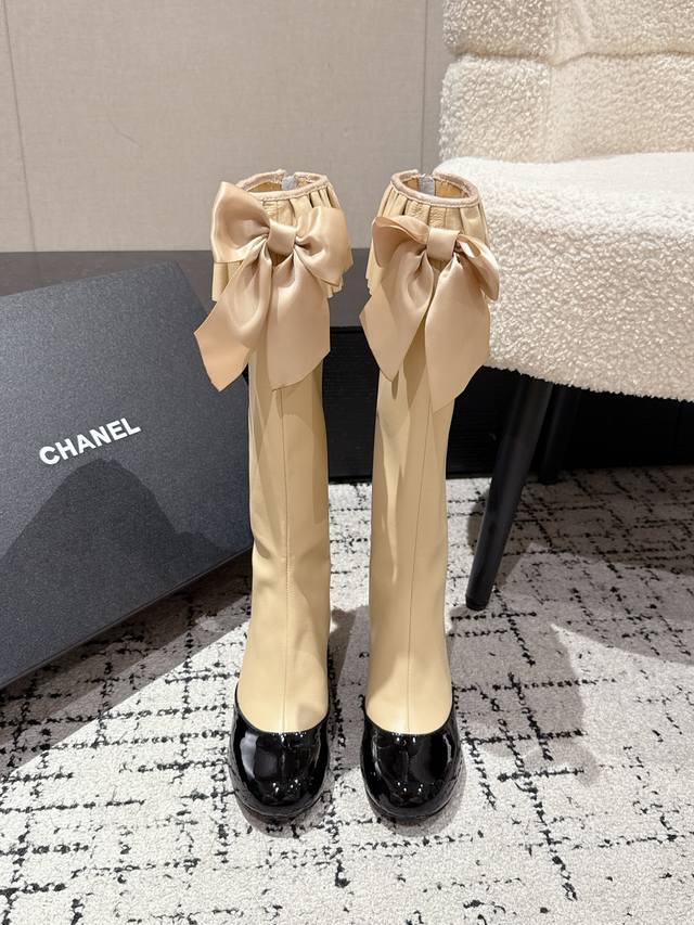 香奈儿 25 Ss 秋冬秀场新品 小香双C蝴蝶结褶皱弹力 长靴 时尚圈的绝绝子 搭配将演绎着细致 极简 永不褪去的经典元素 展现与众不同的穿搭风格美到无话可说