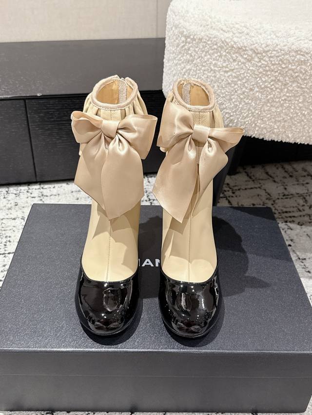 香奈儿 25 Ss 秋冬秀场新品 小香双C蝴蝶结褶皱弹力 短靴 时尚圈的绝绝子 搭配将演绎着细致 极简 永不褪去的经典元素 展现与众不同的穿搭风格美到无话可说