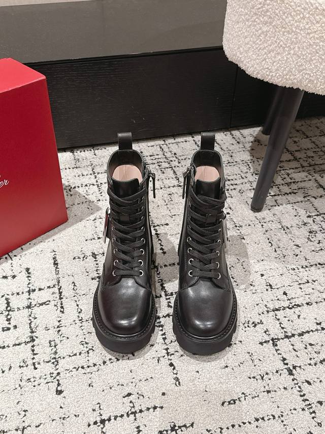 磨砂 皮面 Roger Vivier Rv新款方扣系带马丁靴短靴 最高版本买手代购1:1完美复刻 原版开模橡胶底 原版套楦鞋型很大方 搭配各种风格都轻松驾驭 小