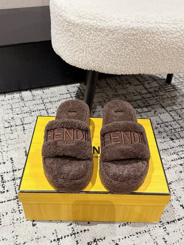 Fendi 芬迪毛拖走秀主推系列，新品上线，芬具桌脚设计灵感改创于今年秀场的主推系列鞋履 当季新品拖鞋，众所周知，鞋子永远设计为高级感满满的，高端大气上档次且百