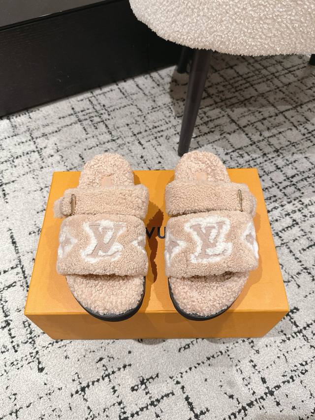 Louis Vuitton Ss 25New Arrival～ L家 25秋冬平底羊毛拖鞋新品 超舒适的Lv 毛拖 简约随性 时髦有范， 慵懒又不乏高级感，最舒