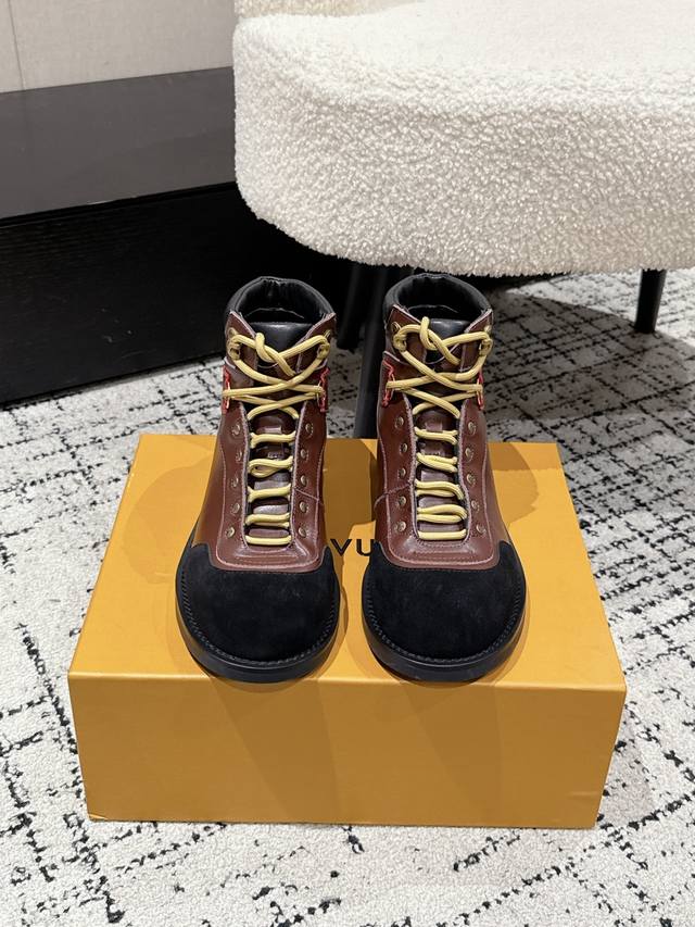 顶级版本 Lv路易威登 25 Wf 秋季新品 高帮鞋短靴 登山鞋 踏入I登山鞋构建的户外美学探索城市与山川间的不羁灵魂。鞋舌处小巧精致的Lv字母 低调中彰显身份