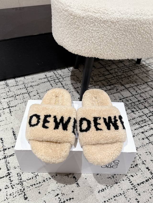 Loewe罗意威 25 最新 秋冬字母毛毛拖鞋 这季节美鞋太多这款毛拖 真的是让我无法自拔真太可爱了～ 毛茸茸的羊毛是选用欧洲进口A级羊毛 我们做到与原版一致满