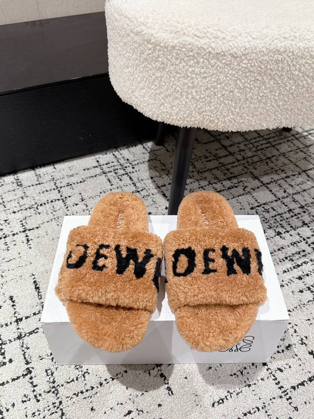 Loewe罗意威 25 最新 秋冬字母毛毛拖鞋 这季节美鞋太多这款毛拖 真的是让我无法自拔真太可爱了～ 毛茸茸的羊毛是选用欧洲进口A级羊毛 我们做到与原版一致满