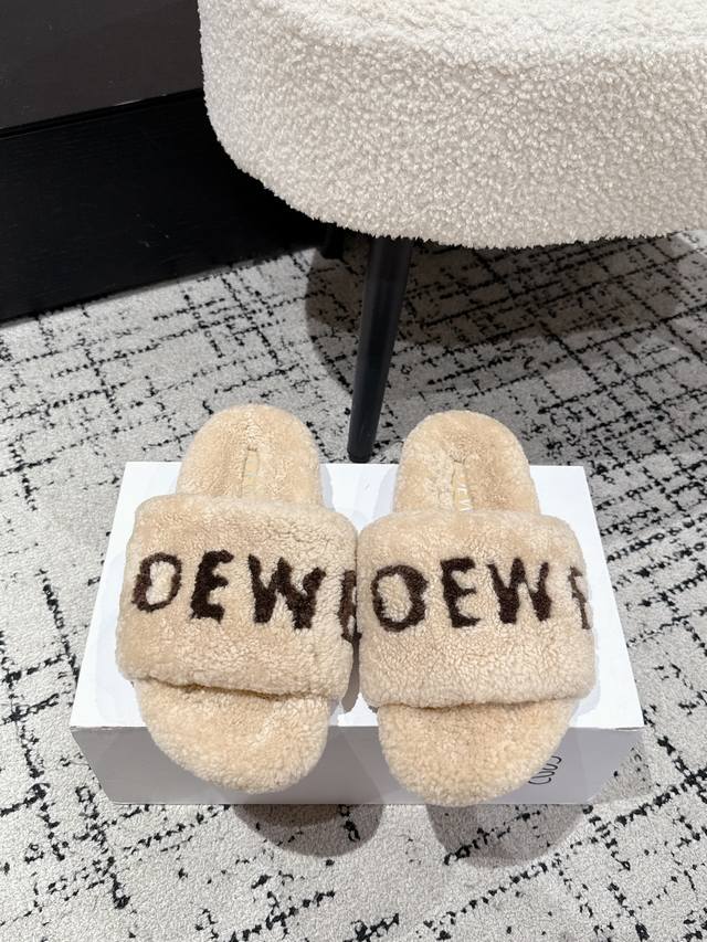 Loewe罗意威 25 最新 秋冬字母毛毛拖鞋 这季节美鞋太多这款毛拖 真的是让我无法自拔真太可爱了～ 毛茸茸的羊毛是选用欧洲进口A级羊毛 我们做到与原版一致满