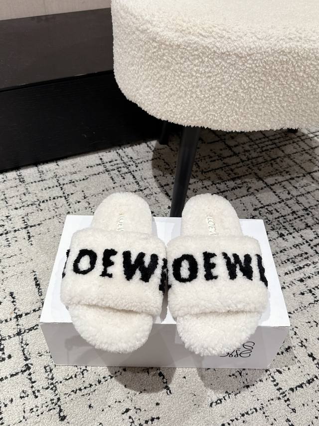 Loewe罗意威 25 最新 秋冬字母毛毛拖鞋 这季节美鞋太多这款毛拖 真的是让我无法自拔真太可爱了～ 毛茸茸的羊毛是选用欧洲进口A级羊毛 我们做到与原版一致满