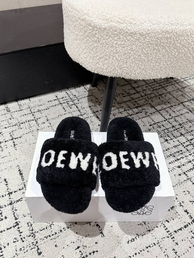 Loewe罗意威 25 最新 秋冬字母毛毛拖鞋 这季节美鞋太多这款毛拖 真的是让我无法自拔真太可爱了～ 毛茸茸的羊毛是选用欧洲进口A级羊毛 我们做到与原版一致满