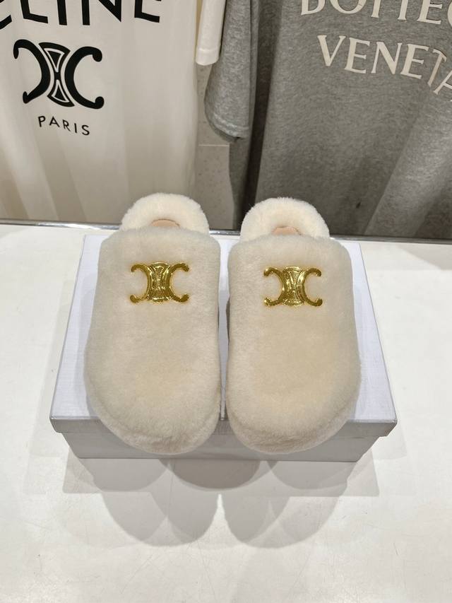 市场高版本 Celine 塞琳 2025Ss新款半包勃肯羊毛拖鞋 这一季的赛琳又让我重新爱了它一次！这季节美鞋太多这款毛拖真的是让我无法自拔真太可爱了～ 毛茸茸