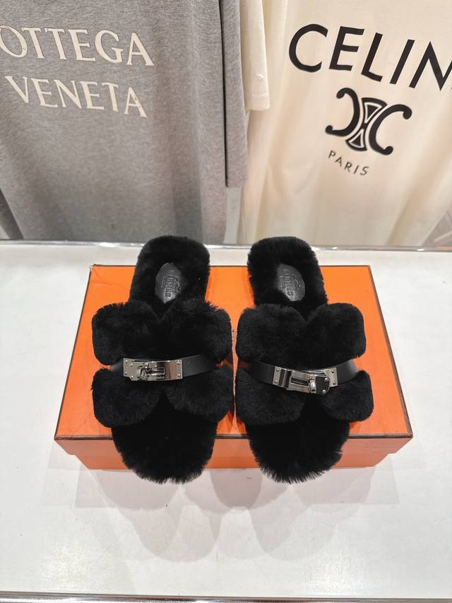 顶级出厂 Hermes* 爱马仕F021 2025Ssh家新款平底毛毛拖鞋 羊羔毛特别柔软～上脚十分显白～软绵绵的～超级舒服～光脚穿、配袜子更是不一样的时髦感～