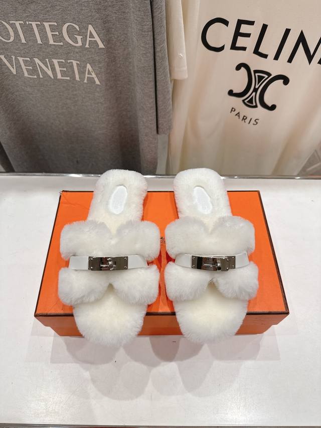 顶级出厂 Hermes* 爱马仕F021 2025Ssh家新款平底毛毛拖鞋 羊羔毛特别柔软～上脚十分显白～软绵绵的～超级舒服～光脚穿、配袜子更是不一样的时髦感～
