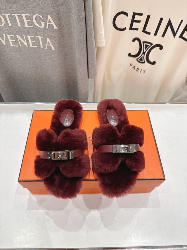 顶级出厂 Hermes* 爱马仕F021 2025Ssh家新款平底毛毛拖鞋 羊羔毛特别柔软～上脚十分显白～软绵绵的～超级舒服～光脚穿、配袜子更是不一样的时髦感～