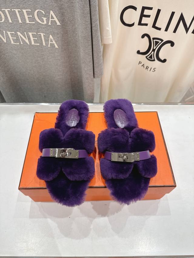 顶级出厂 Hermes* 爱马仕F021 2025Ssh家新款平底毛毛拖鞋 羊羔毛特别柔软～上脚十分显白～软绵绵的～超级舒服～光脚穿、配袜子更是不一样的时髦感～