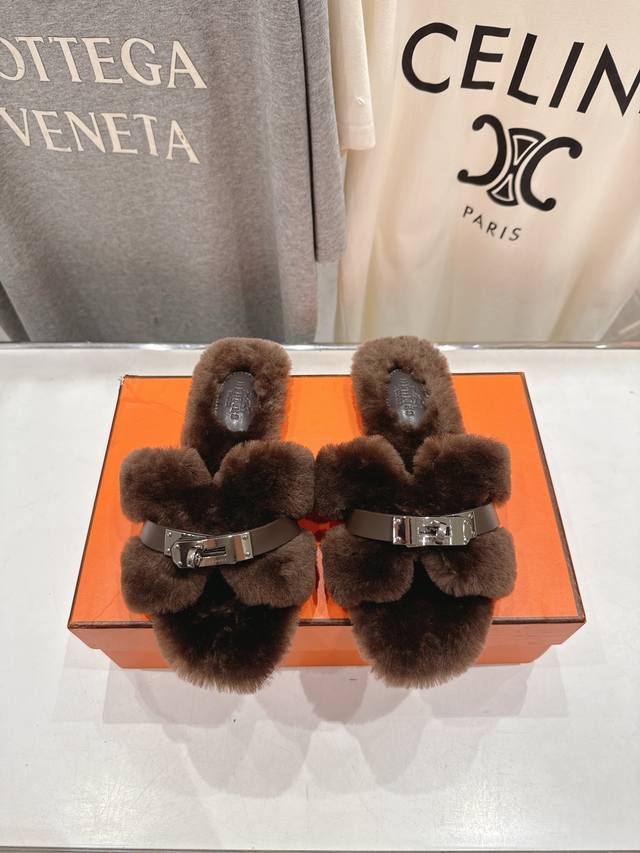 顶级出厂 Hermes* 爱马仕F021 2025Ssh家新款平底毛毛拖鞋 羊羔毛特别柔软～上脚十分显白～软绵绵的～超级舒服～光脚穿、配袜子更是不一样的时髦感～