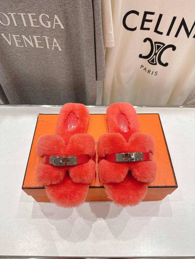 顶级出厂 Hermes* 爱马仕F021 2025Ssh家新款平底毛毛拖鞋 羊羔毛特别柔软～上脚十分显白～软绵绵的～超级舒服～光脚穿、配袜子更是不一样的时髦感～