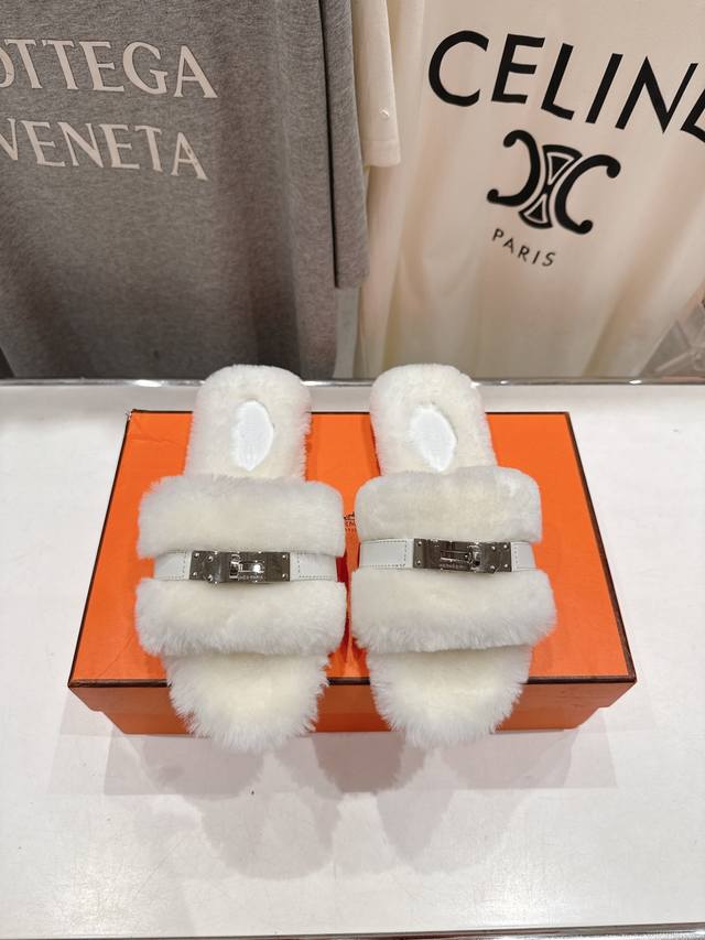 顶级出厂 Hermes* 爱马仕F021 2025Ssh家新款平底毛毛拖鞋 羊羔毛特别柔软～上脚十分显白～软绵绵的～超级舒服～光脚穿、配袜子更是不一样的时髦感～