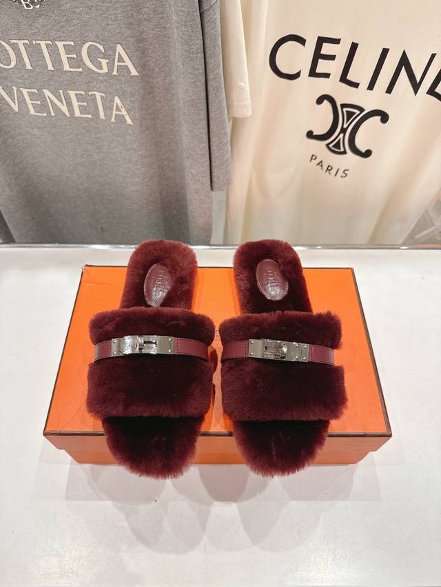 顶级出厂 Hermes* 爱马仕F021 2025Ssh家新款平底毛毛拖鞋 羊羔毛特别柔软～上脚十分显白～软绵绵的～超级舒服～光脚穿、配袜子更是不一样的时髦感～