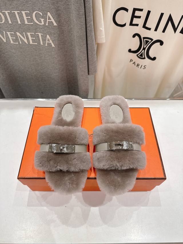 顶级出厂 Hermes* 爱马仕F021 2025Ssh家新款平底毛毛拖鞋 羊羔毛特别柔软～上脚十分显白～软绵绵的～超级舒服～光脚穿、配袜子更是不一样的时髦感～