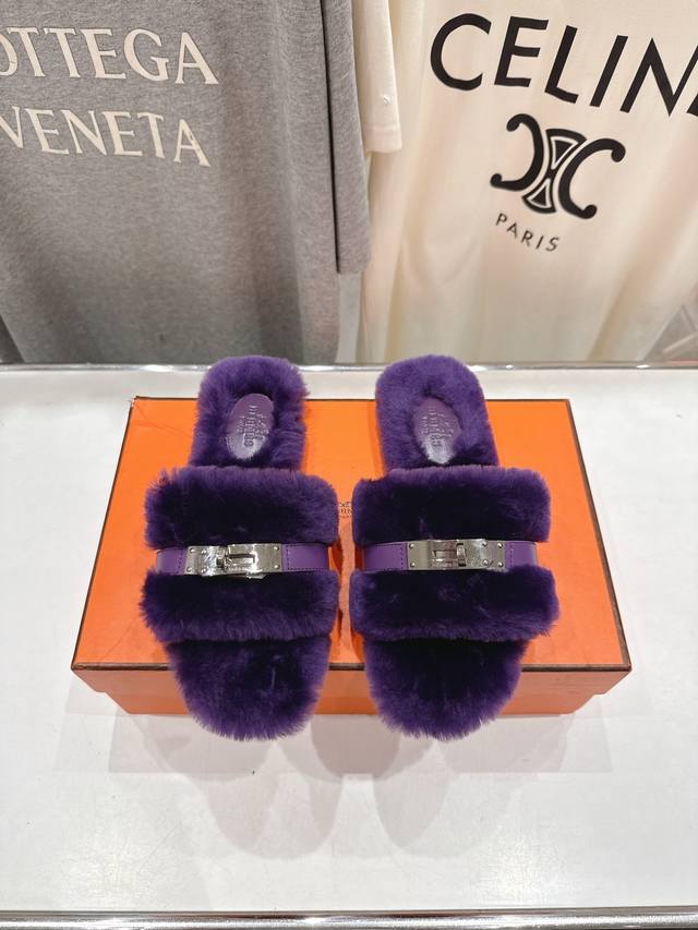 顶级出厂 Hermes* 爱马仕F021 2025Ssh家新款平底毛毛拖鞋 羊羔毛特别柔软～上脚十分显白～软绵绵的～超级舒服～光脚穿、配袜子更是不一样的时髦感～