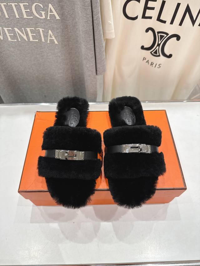 顶级出厂 Hermes* 爱马仕F021 2025Ssh家新款平底毛毛拖鞋 羊羔毛特别柔软～上脚十分显白～软绵绵的～超级舒服～光脚穿、配袜子更是不一样的时髦感～