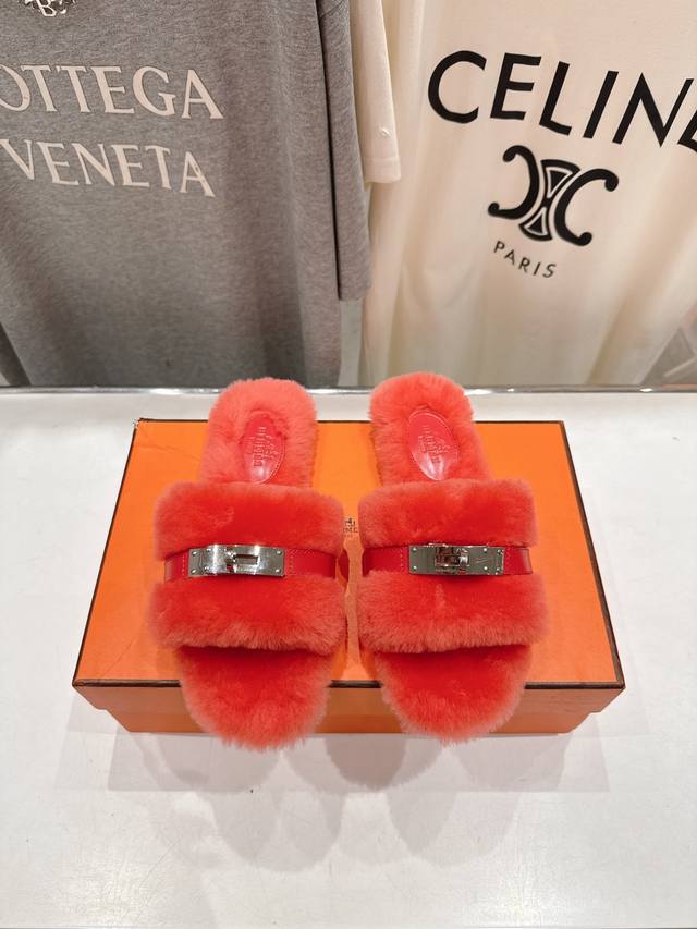 顶级出厂 Hermes* 爱马仕F021 2025Ssh家新款平底毛毛拖鞋 羊羔毛特别柔软～上脚十分显白～软绵绵的～超级舒服～光脚穿、配袜子更是不一样的时髦感～