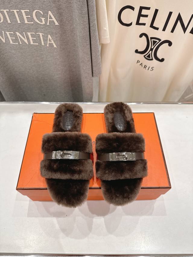 顶级出厂 Hermes* 爱马仕F021 2025Ssh家新款平底毛毛拖鞋 羊羔毛特别柔软～上脚十分显白～软绵绵的～超级舒服～光脚穿、配袜子更是不一样的时髦感～