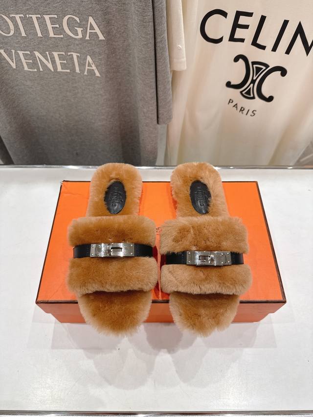 顶级出厂 Hermes* 爱马仕F021 2025Ssh家新款平底毛毛拖鞋 羊羔毛特别柔软～上脚十分显白～软绵绵的～超级舒服～光脚穿、配袜子更是不一样的时髦感～