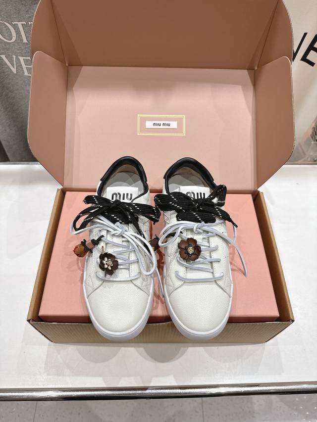 高版本出厂 带飞机盒+扣饰 Miumiu 繆繆Ss25 New Arrival F028～Miu家新款系带小白鞋德训鞋休闲鞋 这款小白鞋运动鞋妥妥的美式休闲风格