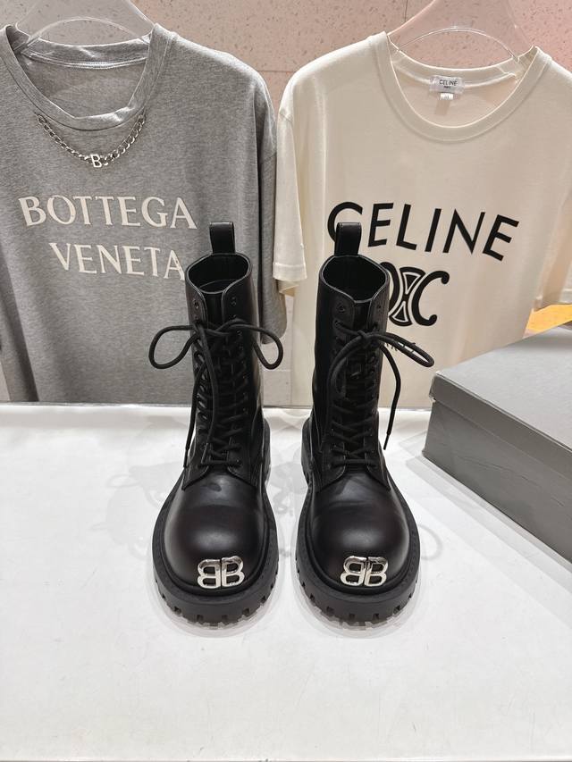 高版本出厂 Balenciag*巴黎世家F046 2025Ss秋冬新款绑带中筒机车靴马丁靴 采用原版同步柔头层小牛皮 上脚舒适 个性帅气的的同时 不失舒适感 绝