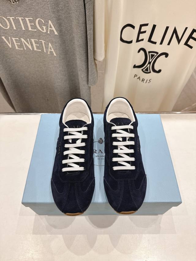 高版本出厂 情侣款 prada 普拉达 F034 25Ss 专柜新款情侣平底运动休闲鞋德训鞋阿甘鞋～ 各路博主纷纷亮出 定制进口牛皮超级舒适柔软。一点都不挑人又
