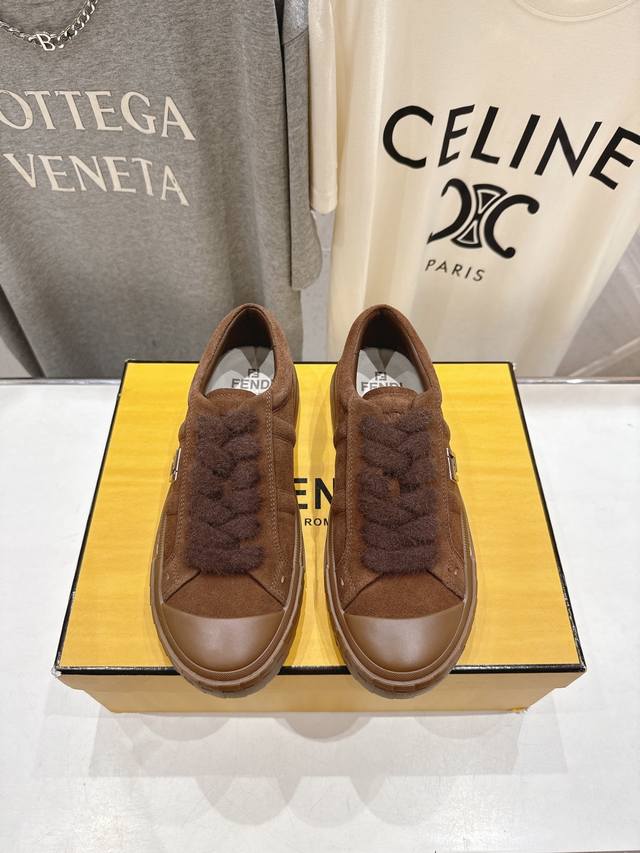高版本出厂 情侣款 最新火爆 Fendi 芬迪F029 2025Ss新款皮面系带情侣运动休闲鞋-全新必备款型！ 新款Domino休闲鞋成为深受喜爱的一款鞋履，对