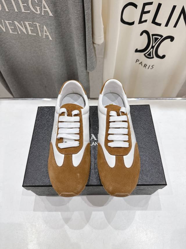 高版本出厂 prada 普拉达p家25Ssfw F029～New新款系带休闲运动鞋，上脚非常舒服 软胶底素有踩云感之称～舒适度百分百 细腻反绒皮鞋面，鞋型包裹感