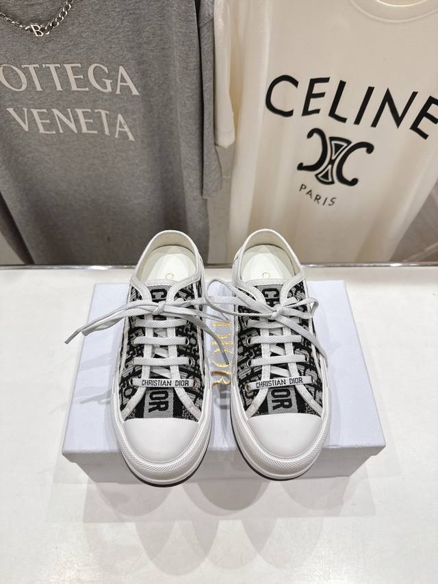 高版本出厂 Dior* 迪奥D家Walk'n系列F019 老花 刺绣 厚底帆布鞋半拖休闲鞋 原版购入开发 做货 这款 Walk'n'dior厚底运动鞋是一款时尚