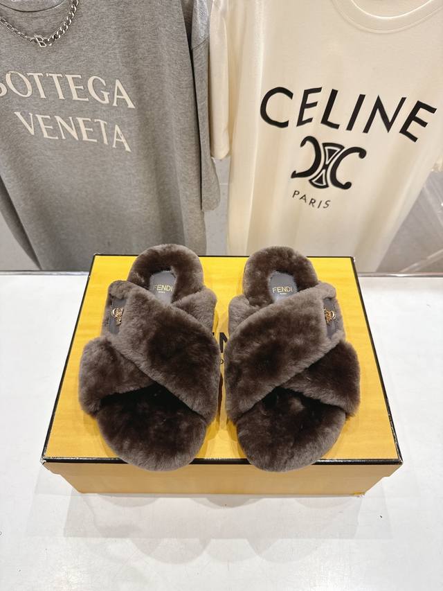高版本出厂 Fendi 芬迪F013 2025Ss秋冬新款专柜原版复刻平底毛毛拖 羊羔毛，原版品质 原版包装全真皮羊羔毛、独家开模五金，原版大底，上脚超舒服暖和