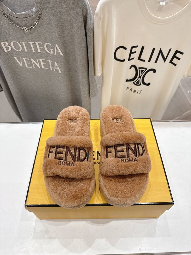 高版本出厂 Fendi 芬迪F013 2025Ss秋冬新款居家坡跟毛拖，真是好看好萌哒 原版复刻精致电绣Logo鞋面。进口顶级羊羔毛材料，蓬松柔软，不易变形。区