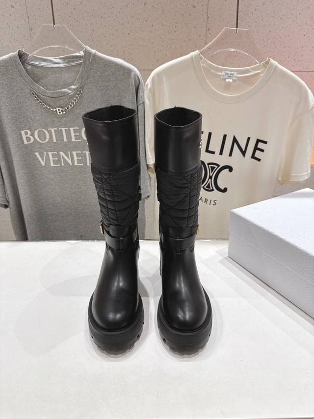 高版本出厂 Dior 迪奥D家F037 2025Ss秋冬新品布洛克长靴，经久不衰的马靴造型，彰显经典设计，市场顶级版本 采用柔软的黑色牛皮革制作，打造休闲又不失