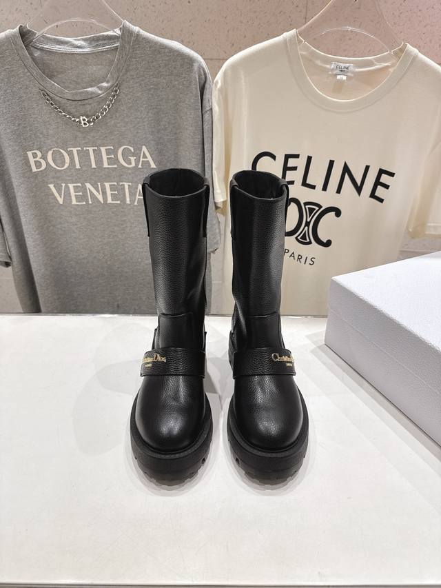 高版本出厂 Dior 迪奥D家 F037 2025Ss秋冬新品布洛克短靴，经久不衰的马靴造型，彰显经典设计，市场顶级版本 采用柔软的黑色牛皮革制作，打造休闲又不