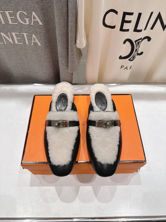 高版本出厂 Hermes* 爱马仕H家2025Ss秋冬新款Kelly勃肯半包乐福鞋毛毛拖鞋半拖～ 这款是H家2025Ss最新款式，进口羊羔毛的材质，秋冬火爆单品