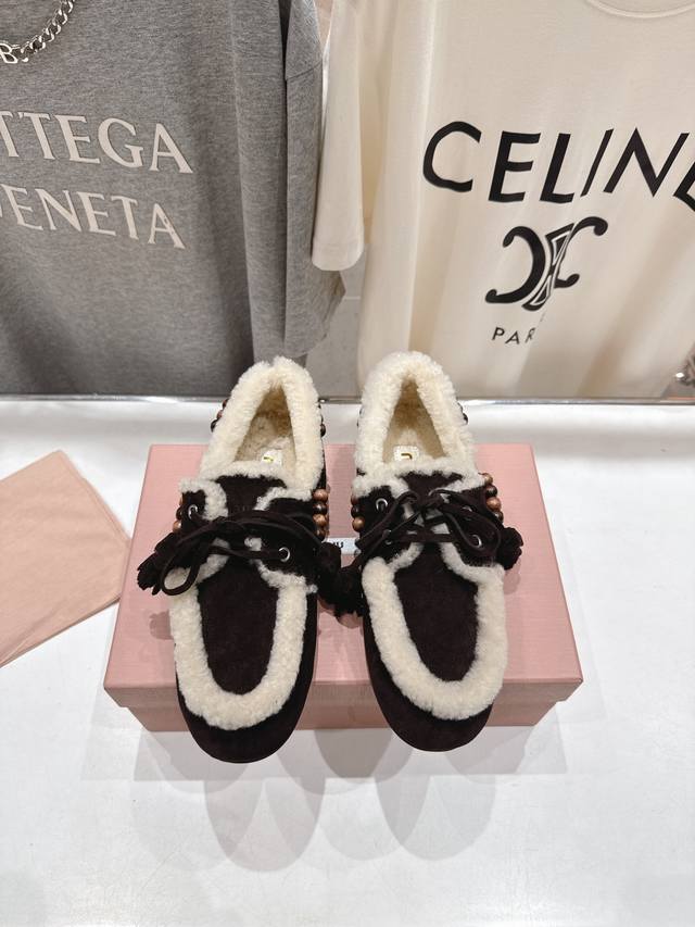 高版本出厂 毛里 Miumiu 缪缪2025Ss秋冬走秀款一脚蹬驾车鞋加毛乐福鞋毛毛鞋 这款永不过时的反绒皮驾车鞋饰有印第安风格流苏设计，彰显别具一格的经典格调