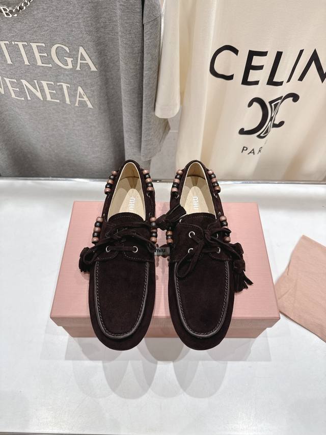 高版本出厂 Miumiu 缪缪2025Ss秋冬走秀款一脚蹬驾车鞋乐福鞋休闲单鞋 这款永不过时的反绒皮驾车鞋饰有印第安风格流苏设计，彰显别具一格的经典格调。 上脚