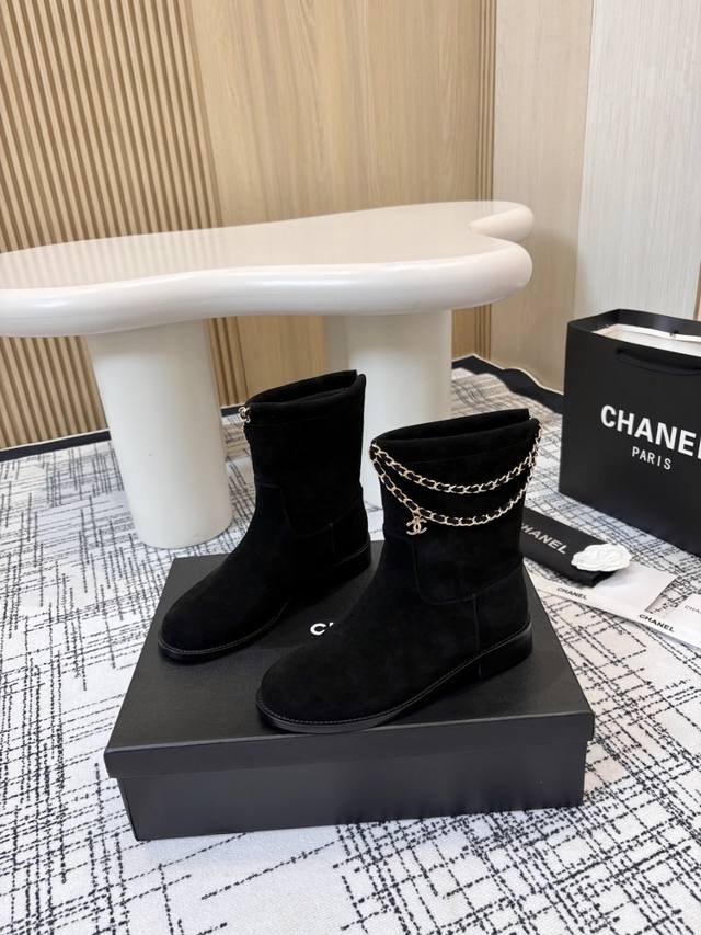 矮 高 顶级版本 Chanel香奈儿 2025专柜顶级链条骑士靴 这款经典设计；不平凡的拥入了多种配色元素 多元化混搭非常好看百搭，上脚非常轻巧 舒适超级秀气优
