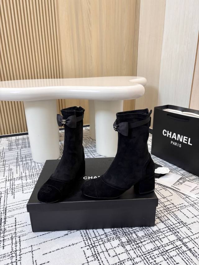 chanel香奈儿小香经典粗跟后拉链短靴 这双靴子巧妙融合品牌标志性元素 以大胆而和谐的拼色设计 打破常规 鞋跟处精致的双C 低调奢华 彰显品牌底蕴 。 无论是