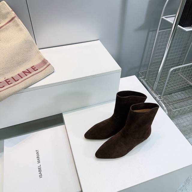 高品质出厂 ！顶级品质Isabel Marant 伊莎贝25Ss秋冬简易尖头一脚蹬短靴！满满家族风格的一款经典女款拼接中短靴标准的欧美风格代表一个用极简风格来陈